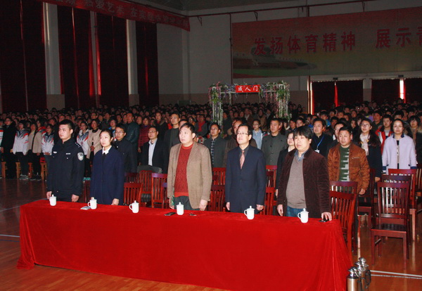 领导与同学们一起参加成人仪式