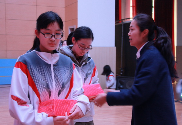 区团委书记王欢向学生代表赠送纪念品