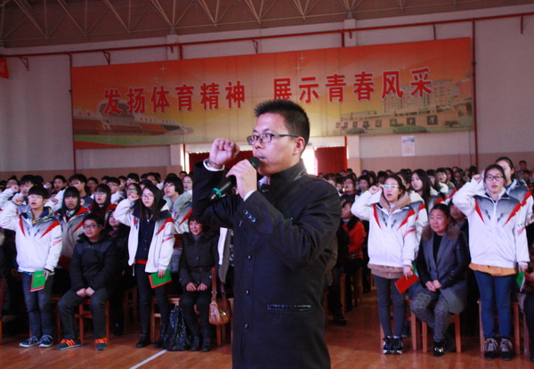 学校团委书记吴冬杰带领学生成人宣誓